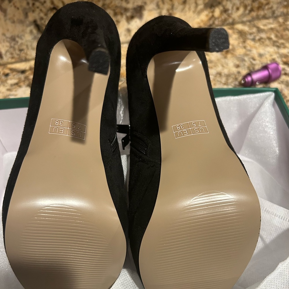 Size 7.5 never worn